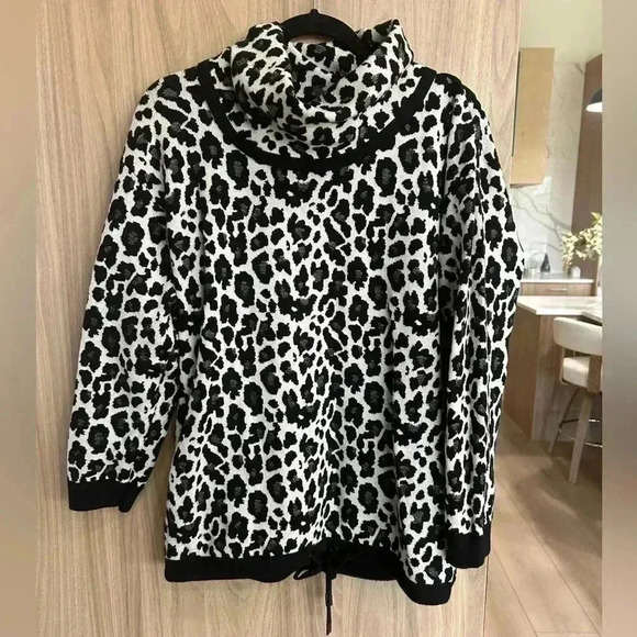 Karl Lagerfeld cowl neck animal print Sweater medium like new super soft an warm - Picture 1 of 7